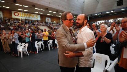 Quim Torra i Marcel Mauri s'abracen a l'assemblea d'Òmnium.