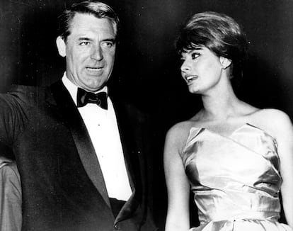 Cary Grant y Sofía Loren en una escena de la película 'Cintia' ('Houseboat'), de 1958.