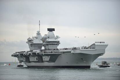 El portaaviones HMS 'Queen Elizabeth', el buque de guerra más grande construido por la Marina británica, llega a su nueva base en el puerto de Portsmouth en Reino Unido. El HMS 'Queen Elizabeth' cuenta con una tripulación de mas de 700 personas -de entre 17 y 58 años-, aunque esta podría duplicarse en función del número de aviones embarcados.