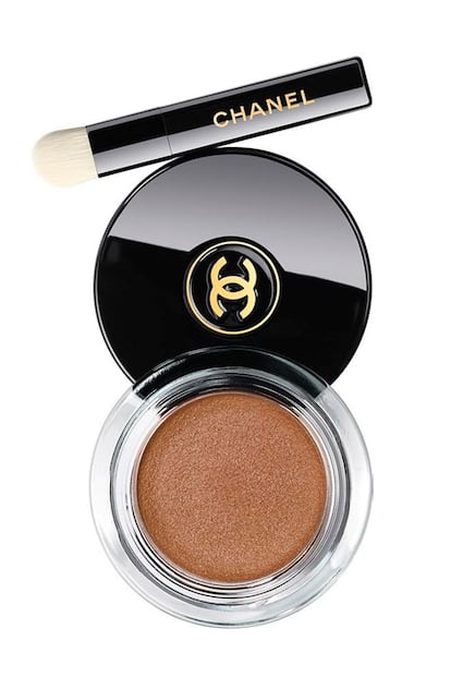 En este look, su maquilladora, Kate Lee, se sirvió de la paleta Essentielle de Chanel para trabajar la piel e iluminó los ojos con la sombra 'Ombré première' en textura cremosa, en el tono Memory (33 euros). Para intensificar, se puede aplicar por encima unos toques de sombra en polvo.