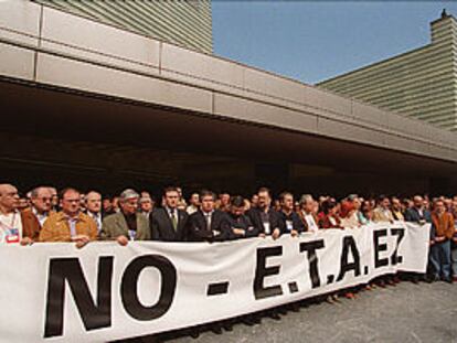 Concentración en el palacio del Kursaal, donde se celebra el congreso del PSE, en repulsa por el asesinato del edil socialista Juan Priede.