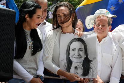 María Corina Machado sostiene un retrato que le regalaron sus seguidores. 