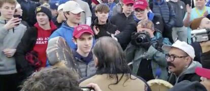 Un joven con una gorra de