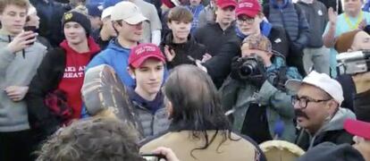 Un joven con una gorra de 