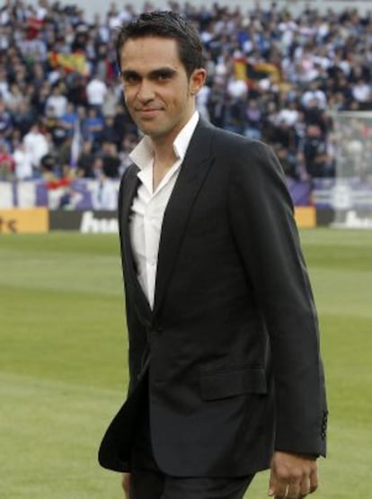 Alberto Contador tras hacer el saque de honor en el Bernabéu el sábado.