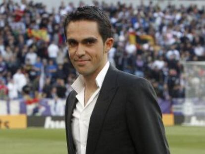 Alberto Contador tras hacer el saque de honor en el Bernabéu el sábado.