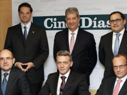 De izquierda a derecha, de pie: Erik Schonebeck. de EuroServices Bayer; Steve Cahill, de Technology Services; Jose Mar&iacute;a Rojo, de Deloitte. Sentados, Luis Ranchal Mu&ntilde;oz, de Telef&oacute;nica Gesti&oacute;n de Servicios Compartidos; Jorge Bag&aacute;n, de Deloitte y Antonio Mora, de Cepsa.