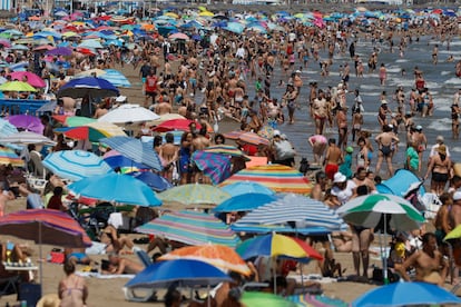 Miles de bañistas disfrutan del sol y el mar en la playa de Malvarrosa de Valencia, el 18 de agosto de 2024.