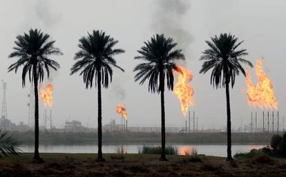 Las llamas se elevan por el exceso de quema de hidrocarburos en el campo de gas natural Nahr Bin Omar, en Irak.