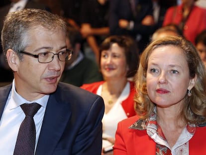 El gobernador del Banco de España, Pablo Hernández de Cos, y la ministra de Asuntos Económicos, Nadia Calviño.