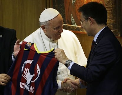 El presidente del Bar&ccedil;a, Josep Maria Bartomeu, obsequia al Papa Francisco con una camiseta del club.