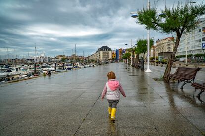 Una niña pasea por Santander este viernes,