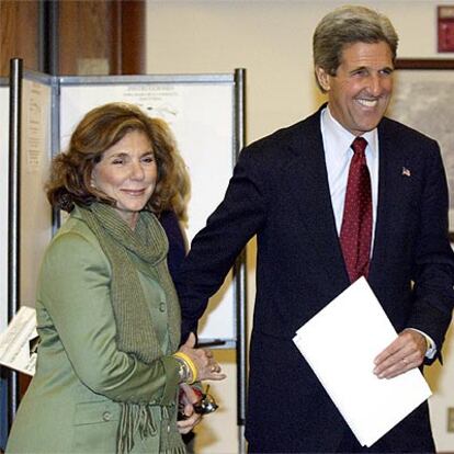 El candidato demcrata a la Casa Blanca, John Kerry, ha depositado su voto en una comisara de polica en Boston, acompa?ado de su mujer y sus hijas. Despus, ha animado a los estadounidenses a hacer lo mismo.