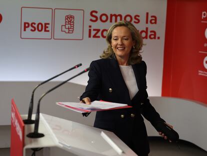 La vicepresidenta económica, Nadia Calviño, este lunes, durante la rueda de prensa celebrada en Ferraz, sede del PSOE.