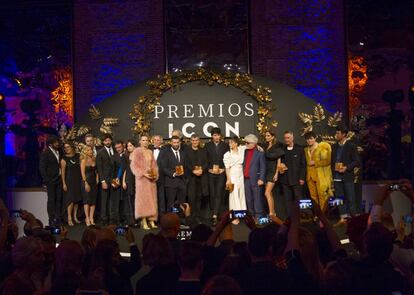 Foto de familia: todos los premiados y sus entregadores posan en el escenario de la fiesta organizada en la Real Fábrica de Tapices