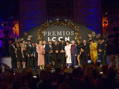 Foto de familia: todos los premiados y sus entregadores posan en el escenario de la fiesta organizada en la Real Fábrica de Tapices
