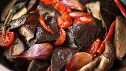 Berenjena con tomate y guindilla.