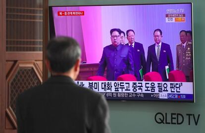 Um homem assiste a reportagem televisiva sobre a suposta visita à China do líder norte-coreano Kim Jong-un em uma estação de trem em Seul (Coreia do Sul). Os rumores começaram na noite de segunda-feira, quando autoridades japonesas detectaram que um trem norte-coreano havia cruzado a fronteira com a China.