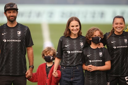 Desde los deportes más clásicos como el fútbol y el baloncesto hasta nuevos terrenos como los eSports y el pickleball, son muchos los famosos que han visto en sus aficiones deportivas también una oportunidad de inversión. La actriz Natalie Portman, inspirada por el éxito de la selección femenina de fútbol de Estados Unidos, fundó el Angel City Football Club. Este es el primer equipo profesional femenino de fútbol en el área de Los Ángeles (California) desde que se disolvió el Los Ángeles Sol en 2010. También la mayor parte de sus propietarios son mujeres. Además de Portman, el Angel cuenta con el apoyo de otras inversoras como las exfutbolistas Julie Foudy y Mia Hamm y las actrices Uzo Aduba, Jennifer Garner y Eva Longoria. Uno de los pocos propietarios masculinos del equipo es Alexis Ohanian, marido de Serena Williams, quien quiso participar en el proyecto para luchar por la igualdad salarial en los deportes femeninos.