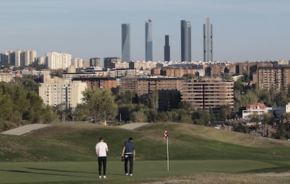 El Centro Nacional de Golf es un campo de la Real Federación Española de Golf en el centro de Madrid. Al fondo, las torres de la Castellana.