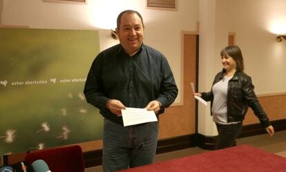 Pernando Barrena y Maribi Ugarteburu, antes comenzar la rueda de prensa en San Sebastián.