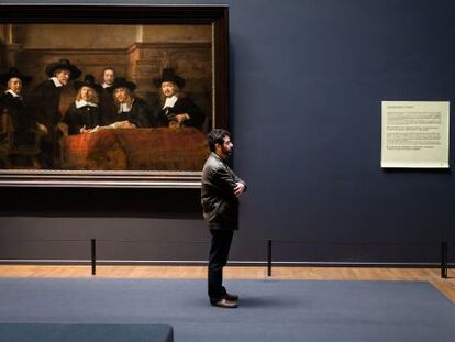 'Los síndicos de los pañeros' de Rembrandt junto a uno de los textos escritos por Alain de Botton y John Armstrong.