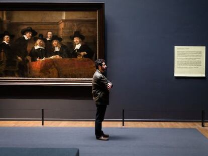 &#039;Los s&iacute;ndicos de los pa&ntilde;eros&#039; de Rembrandt junto a uno de los textos escritos por Alain de Botton y John Armstrong. 