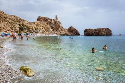 La cala de La Rijana, en Castell de Ferro. Al fondo, la silueta de la torre de La Condenada.