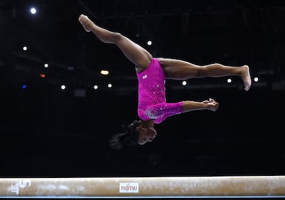 Simone Biles se entrena en la barra de equilibrios de Amberes.