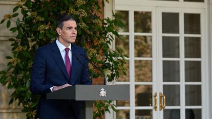 Pedro Sánchez durante su discurso para anunciar que permanecerá como presidente después de sopesar su dimisión.