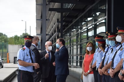 El conseller de Interior, Miquel Buch, segundo por la izquierda, junto a otros mandos políticos, antes de presentar la auditoría sobre la actuación de los Mossos