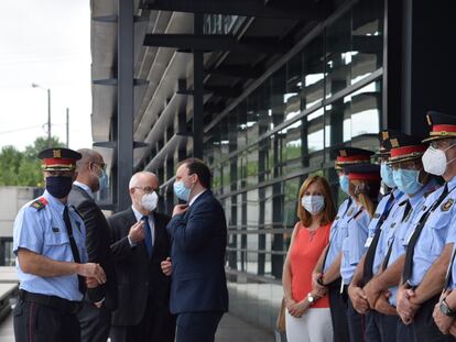 El conseller de Interior, Miquel Buch, segundo por la izquierda, junto a otros mandos políticos, antes de presentar la auditoría sobre la actuación de los Mossos