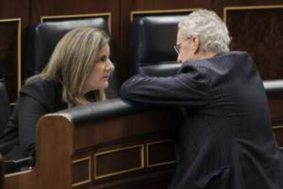 La ministra de Empleo y Seguridad Social, Fátima Báñez, conversa con el ministro de Defensa, Pedro Morenés, durante la sesión de control al Gobierno del Congreso.