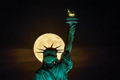 En la noche del martes 14 al miércoles 15 de junio, se pudo disfrutar de un espectacular fenómeno en el cielo que nos mostró una Luna más grande y brillante que nunca. En concreto, un 13% más grande y un 30% más brillante. Un fenómeno conocido como superluna de fresa y que ocurre porque el satélite está más próximo a la Tierra que en otras fechas. En la imagen, la silueta de la Luna se recorta detrás de la Estatua de la Libertad, en Nueva York.