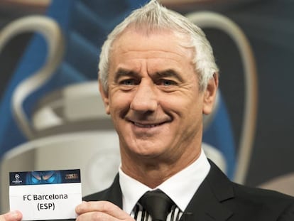 Ian Rush treu la papereta del Bar&ccedil;a al sorteig.