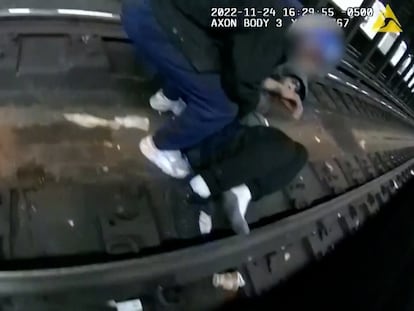 Fotograma de las cámaras policiales que captaron el rescate de un hombre en el metro de Nueva York, el 24 de novimebre 2022