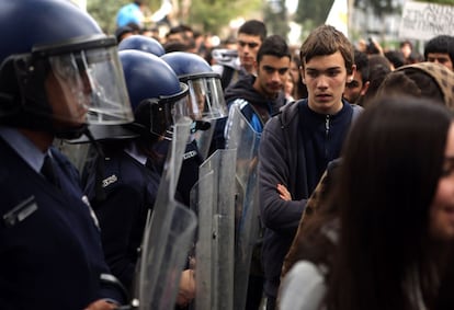 Agentes de la policía de Chipre custodian la sede de la Unión Europea en Nicosia durante la protesta de estudiantes.