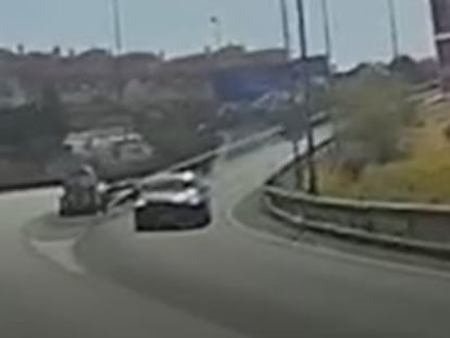 Fotograma del vídeo de la Guardia Civil de Sevilla del momento en que sorprenden al conductor.