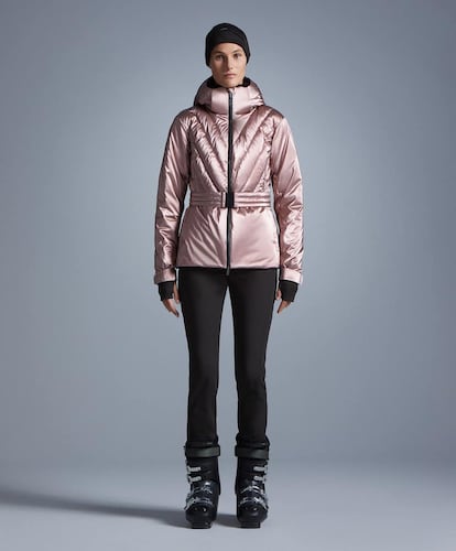 Chaqueta rosa acolchada PRIMALOFT® (139 €) y leggings SKI (59,99 €) de Oysho.