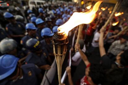 Estudiantes filipinos protestan contra la cumbre del Foro de Cooperación Económica Asia-Pacífico (APEC), en Manila (Filipinas).