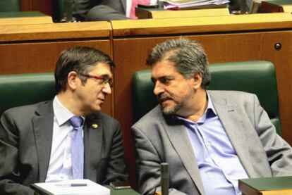 El <i>lehendakari,</i> Patxi López, y el presidente del PSE, Jesús Eguiguren, en la Cámara vasca.
