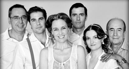 Eduardo Galán (i) y Vidal (d) con los actores de la obra.