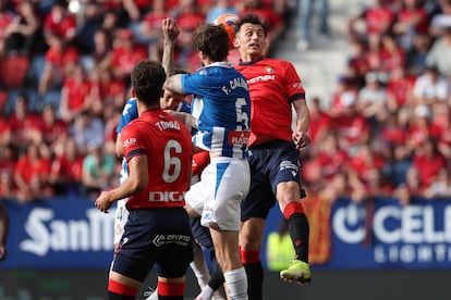 Budimir pelea una bola aérea ante Calero, del Espanyol.