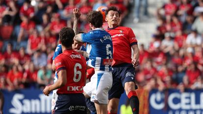 Budimir pelea una bola aérea ante Calero, del Espanyol.
