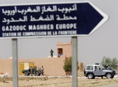 Cerca de Ain Beni Mathar, y pegado a la frontera argelina, el cartel indica que por allí pasa el gasoducto que, a través de Marruecos, transporta el gas argelino hasta España. Soldados marroquíes, a la izquierda, y gendarmes, a la derecha, lo vigilan de cerca