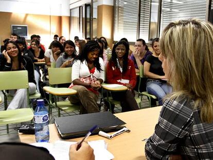 Sonia Castedo, ayer, durante su encuentro con alumnos del instituto Leonardo da Vinci de Alicante.