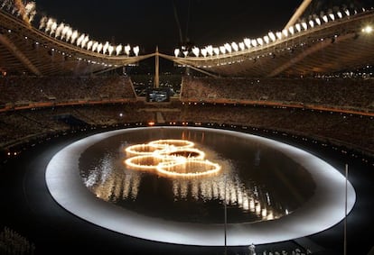 La ceremonia de inauguración de los Juegos Olímpicos de Atenas 2004 estuvo marcada por el agua y la mitología griega, en el día en el que los Juegos volvieron a casa.