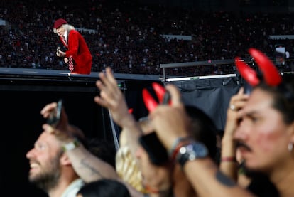 El guitarrista de AC/DC, Angus Young (arriba), durante el concierto de este miércoles.
