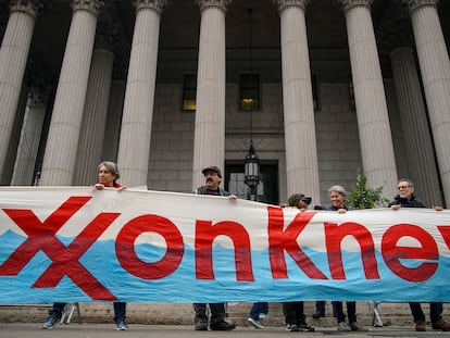 Activistas ambientales se manifiestan por la rendición de cuentas de ExxonMobil fuera de la Corte Suprema de Nueva York.