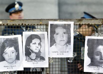 Fotografías de personas desaparecidas durante la dictadura militar, en una valla situada frente al Congreso argentino, en Buenos Aires.